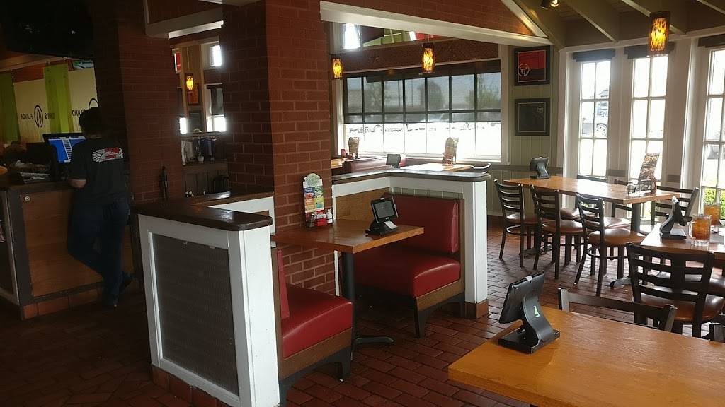 Chilis Grill & Bar | meal takeaway | 402 W 14 Mile Rd, Troy, MI 48083, USA | 2485892119 OR +1 248-589-2119