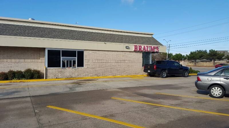 Braums | restaurant | 3400 E Trinity Mills Rd, Carrollton, TX 75006, USA | 9723800110 OR +1 972-380-0110