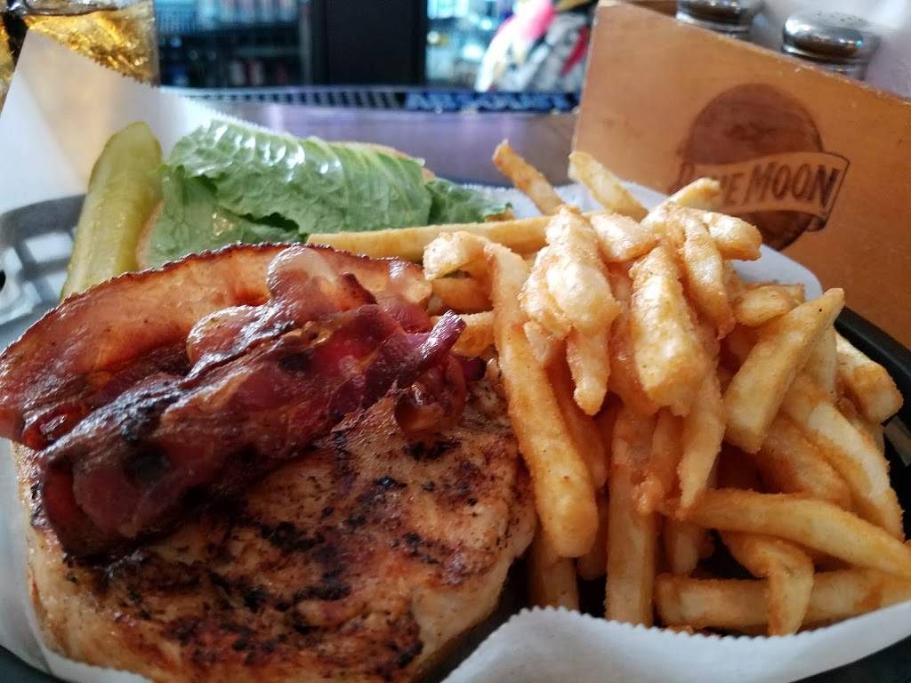 Mugshotz | restaurant | W270 N2793, Elm Ave, Pewaukee, WI 53072, USA | 2626964177 OR +1 262-696-4177