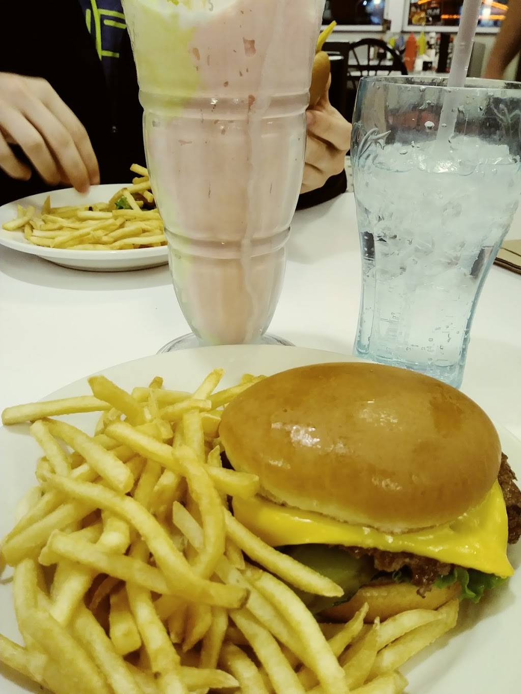 Steak n Shake | restaurant | 6208 Cambridge Way, Plainfield, IN 46168, USA | 3178380280 OR +1 317-838-0280