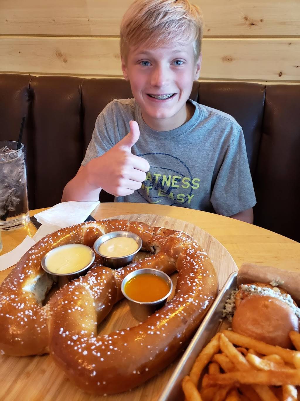 3rd Gear Restaurant & Bar | restaurant | 8241 N Shore Trail, Forest Lake, MN 55025, USA | 6514640788 OR +1 651-464-0788