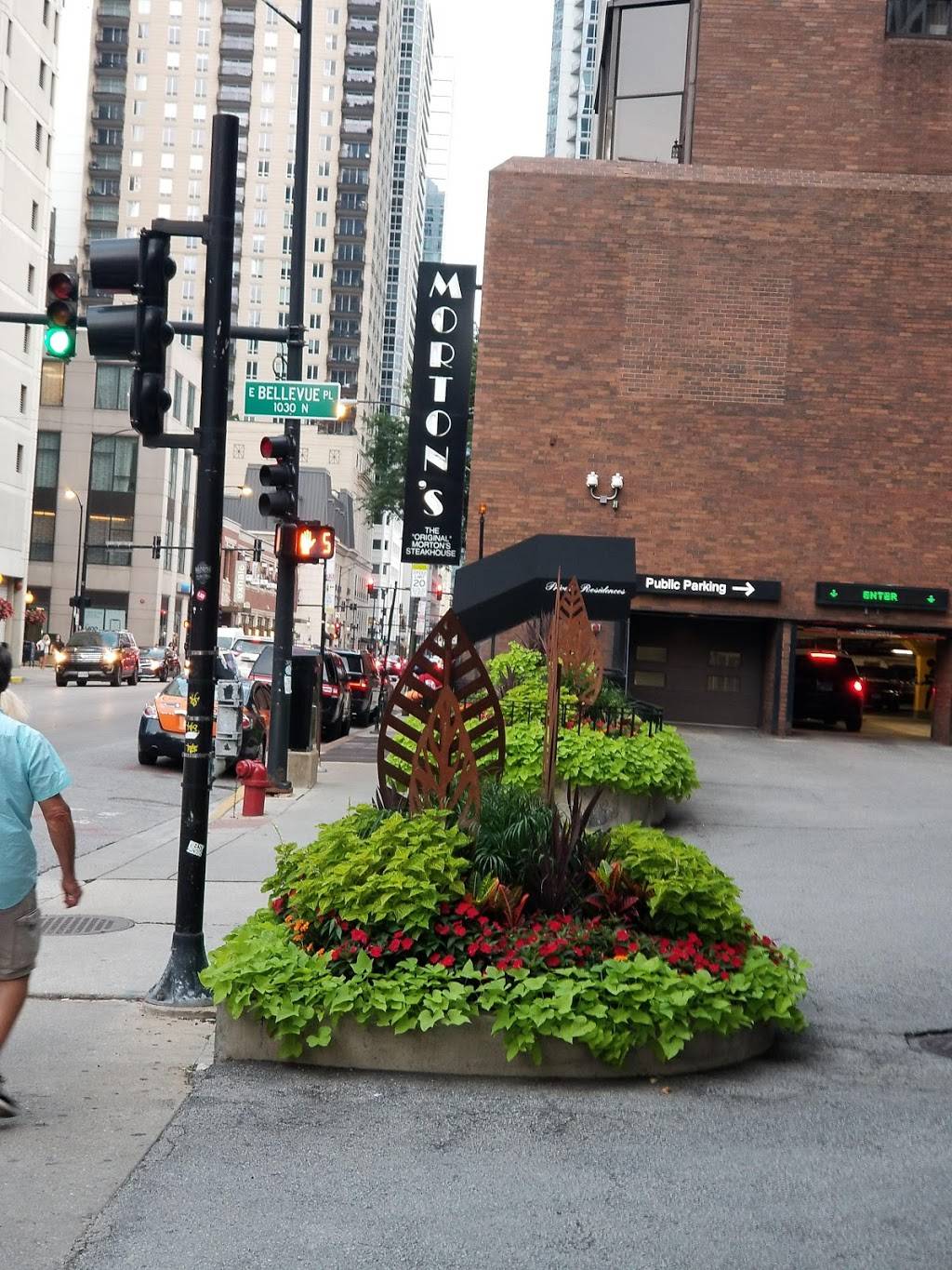 Mortons The Steakhouse | restaurant | 1050 N State St, Chicago, IL 60610, USA | 3122664820 OR +1 312-266-4820