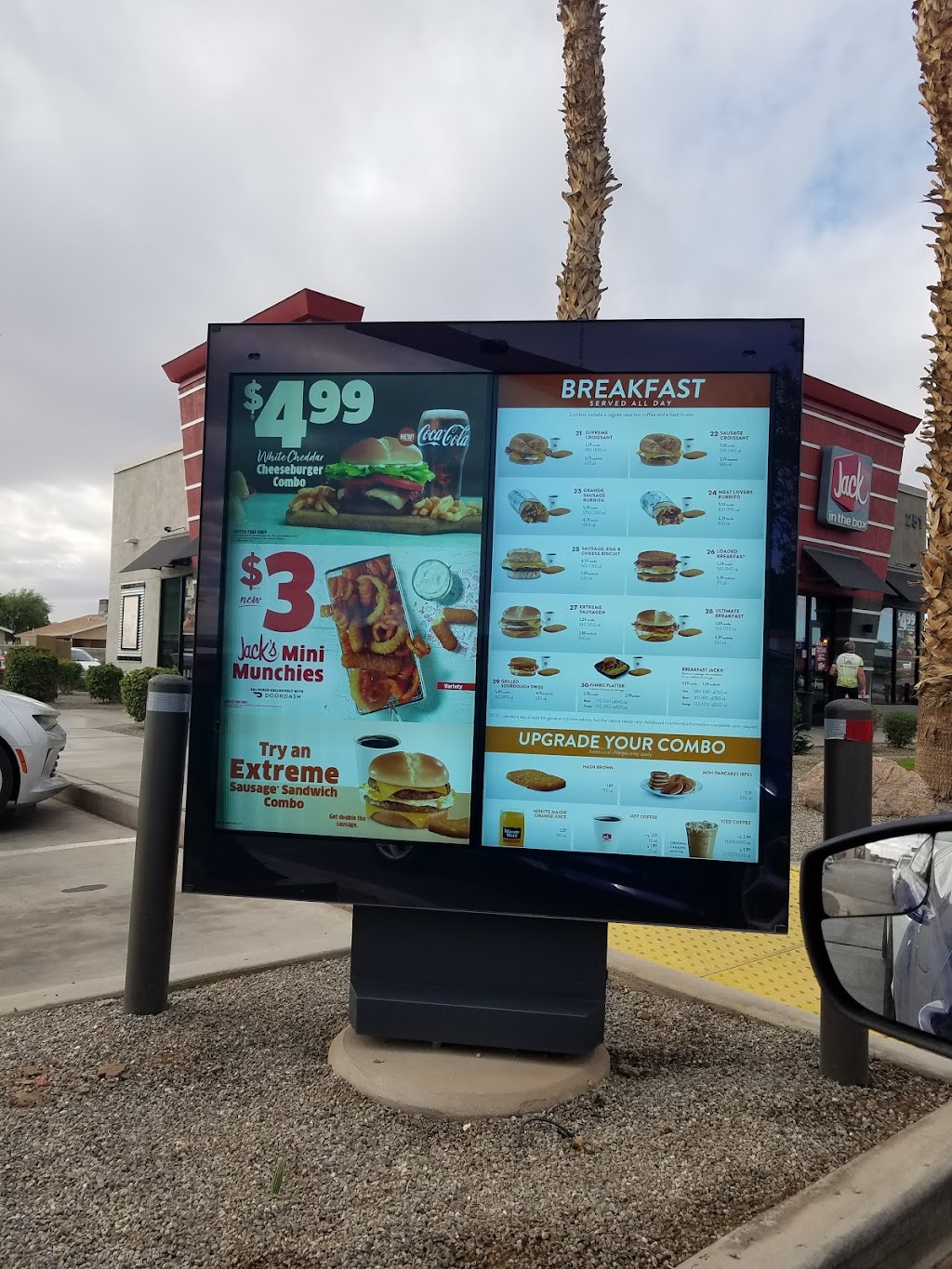 Jack in the Box | restaurant | 251 E Main St, Somerton, AZ 85350, USA | 9287225695 OR +1 928-722-5695