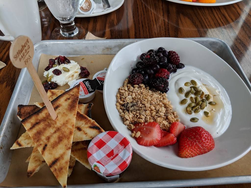 Rôtisserie St-Hubert | restaurant | 350 Boulevard Curé-Labelle, Sainte-Thérèse, QC J7E 2Y1, Canada | 5143855555 OR +1 514-385-5555