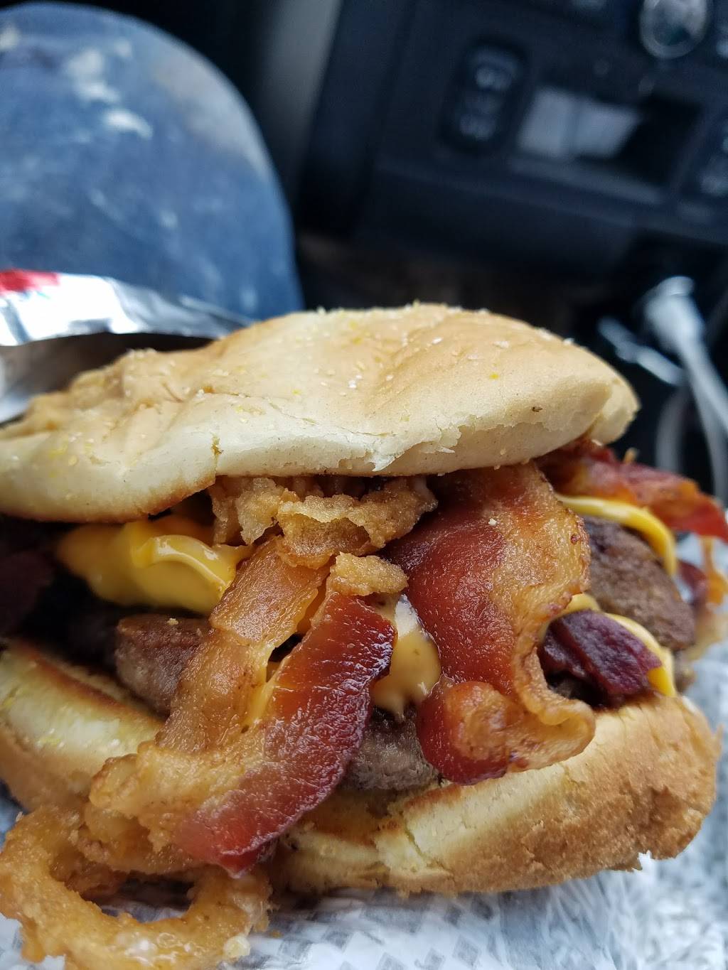 Rallys | restaurant | 3806 W 150th St, Cleveland, OH 44111, USA | 2162521422 OR +1 216-252-1422