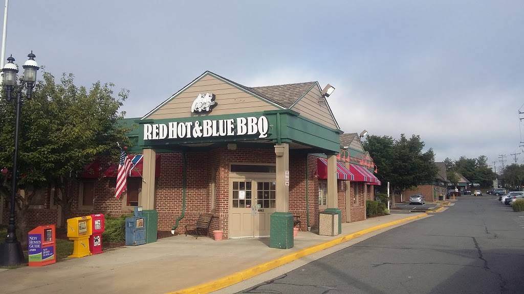 Red Hot & Blue Leesburg | restaurant | 541 E Market St, Leesburg, VA 20176, USA | 7036694242 OR +1 703-669-4242