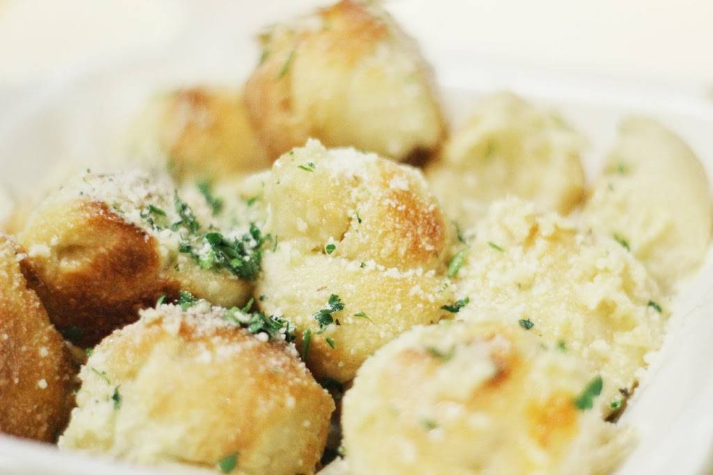 Dallis Pizzeria | restaurant | 101 N Country Club Rd, Lake Mary, FL 32746, USA | 4073022707 OR +1 407-302-2707