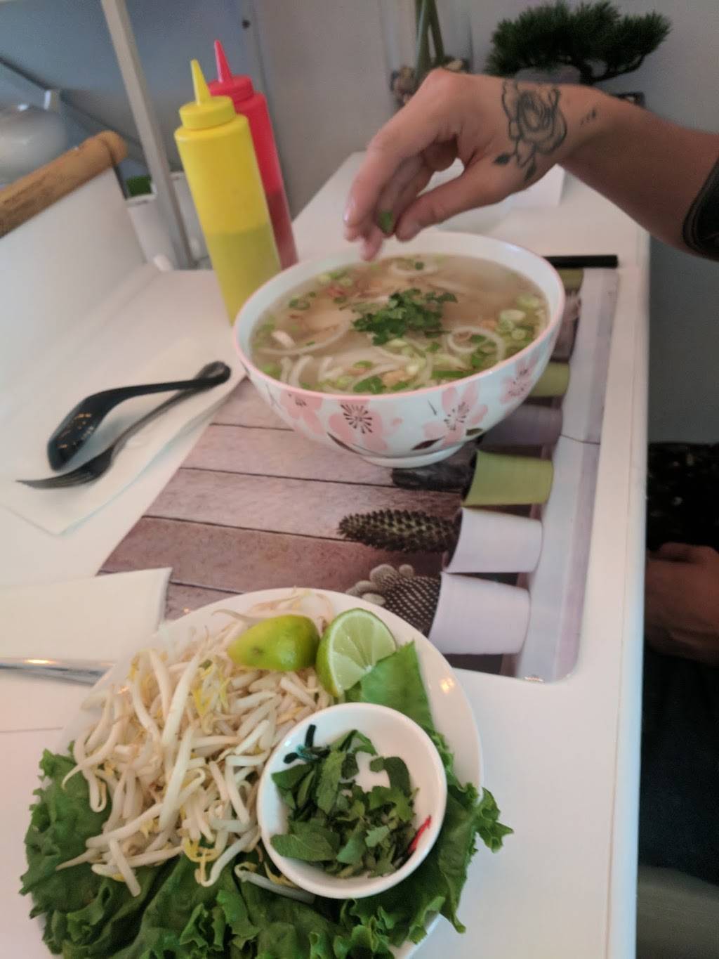 Boudha Jaune | restaurant | 539 Avenue de Buckingham, Gatineau, QC J8L 2G9, Canada | 8196173895 OR +1 819-617-3895