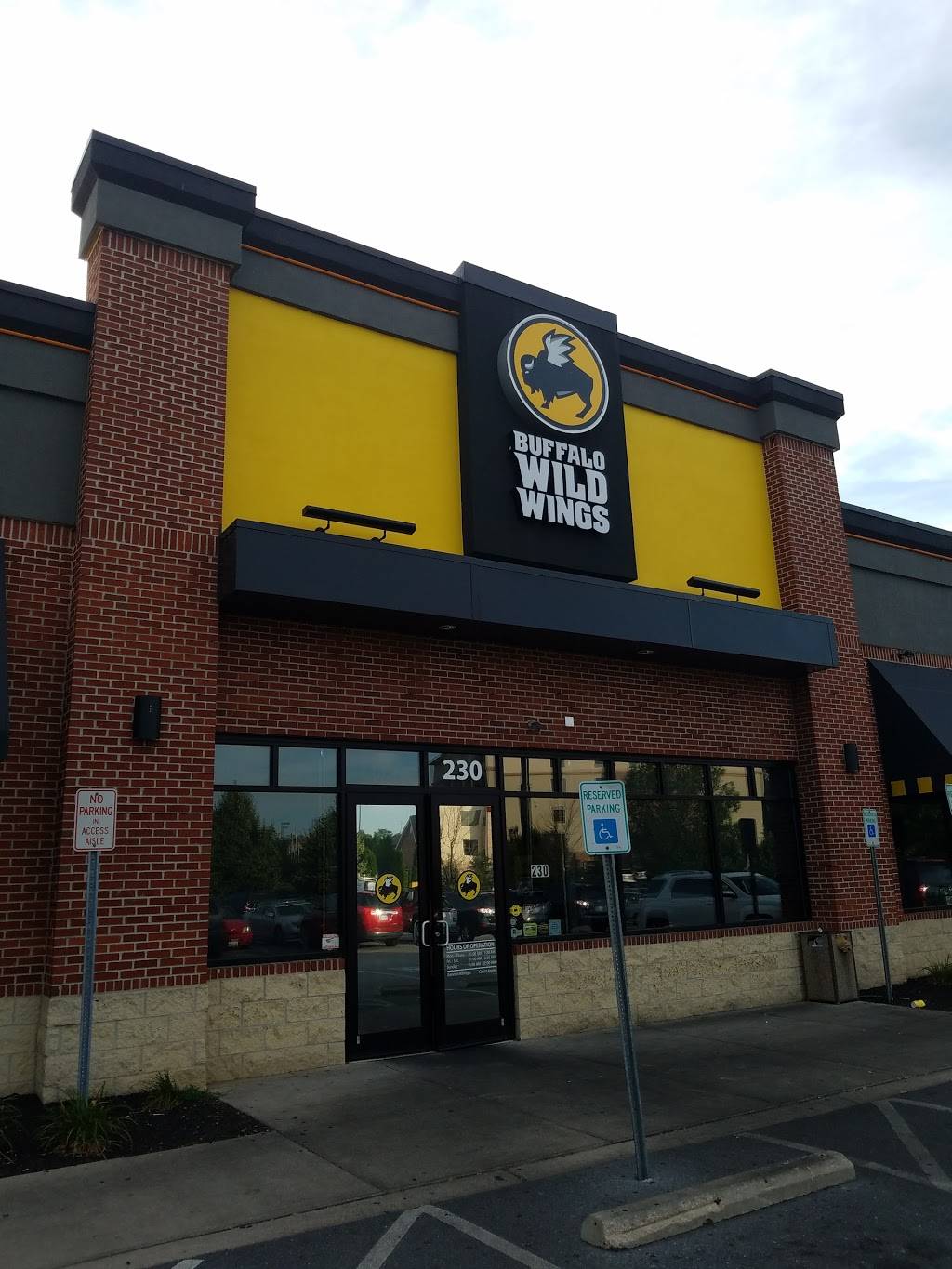 Buffalo Wild Wings | restaurant | 230 Railway Ln, Hagerstown, MD 21740, USA | 3017667250 OR +1 301-766-7250