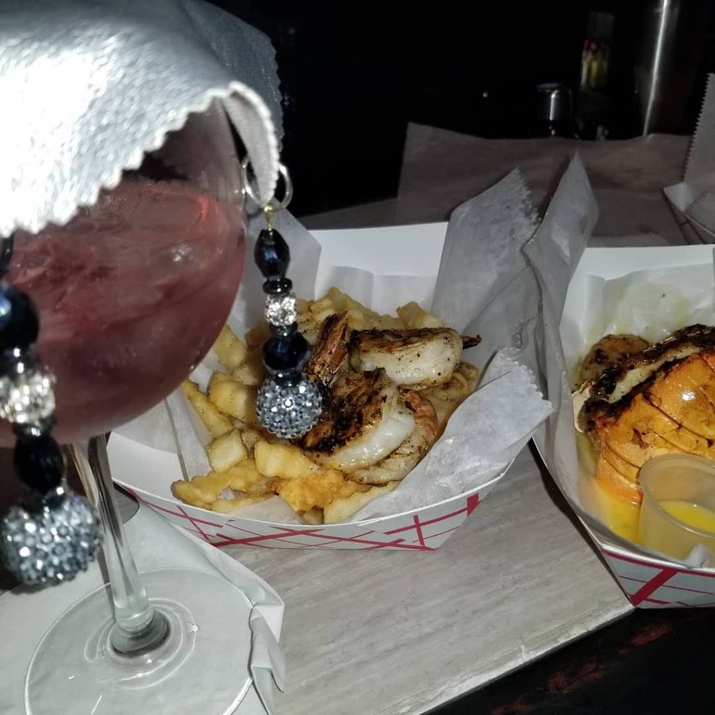 Dee Dee’s Bar and Grille | restaurant | 12359 Racine Ave, Calumet Park, IL 60827, USA | 3126220690 OR +1 312-622-0690