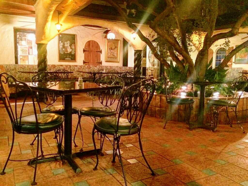 Kalachandjis | restaurant | 5430 Gurley Ave, Dallas, TX 75223, USA | 2148211048 OR +1 214-821-1048