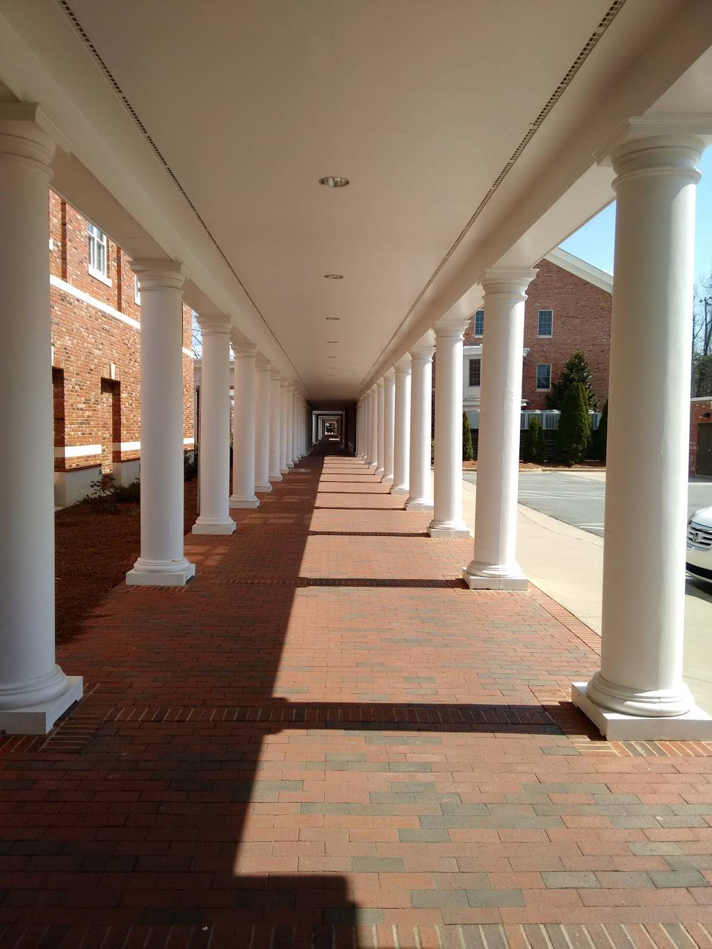 Colonnades Dining Hall | restaurant | North OKelly Avenue, Elon, NC 27244, USA | 4044414298 OR +1 404-441-4298