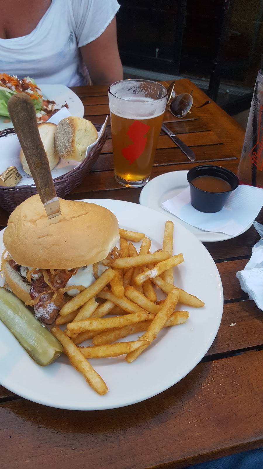 McGillicuddys Lakeside Taphouse | restaurant | 601 Main St, Loch Arbour, NJ 07711, USA | 7325315555 OR +1 732-531-5555