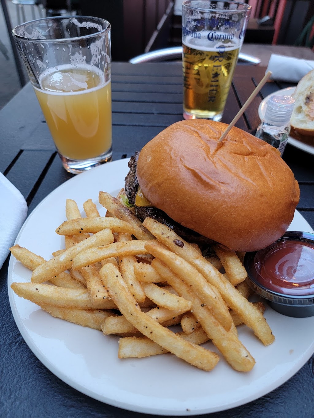 The Draft Bar and Grille | restaurant | 34 Harvard Ave, Allston, MA 02134, USA | 6177839400 OR +1 617-783-9400