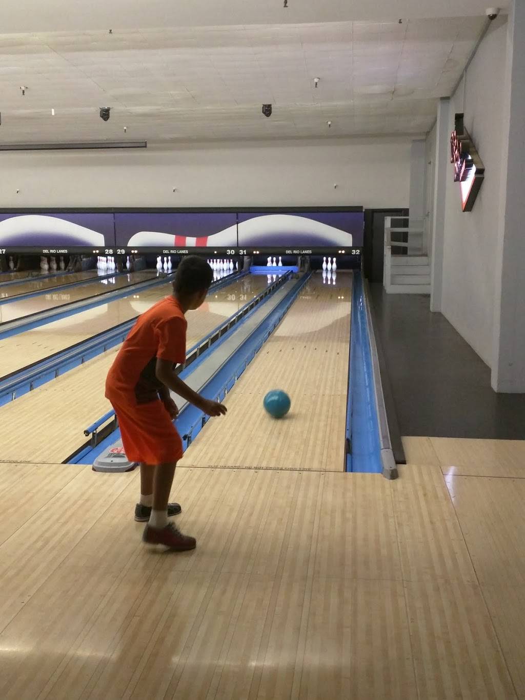 Del Rio Lanes | meal takeaway | 7502 Florence Ave, Downey, CA 90240, USA | 5629273351 OR +1 562-927-3351