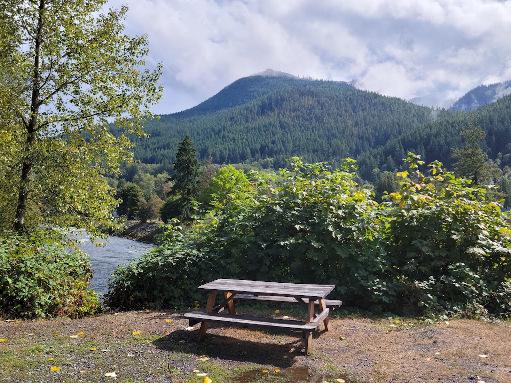 LouSkis Deli | restaurant | 148 5th St N, Skykomish, WA 98288, USA | 3606772211 OR +1 360-677-2211