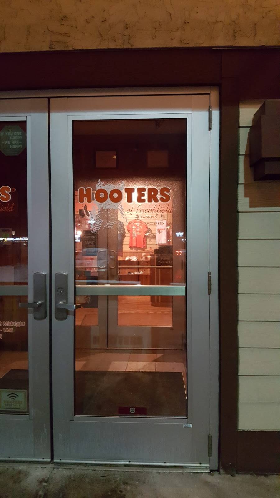 Hooters | restaurant | 17105 W Bluemound Rd, Brookfield, WI 53005, USA | 2627841826 OR +1 262-784-1826