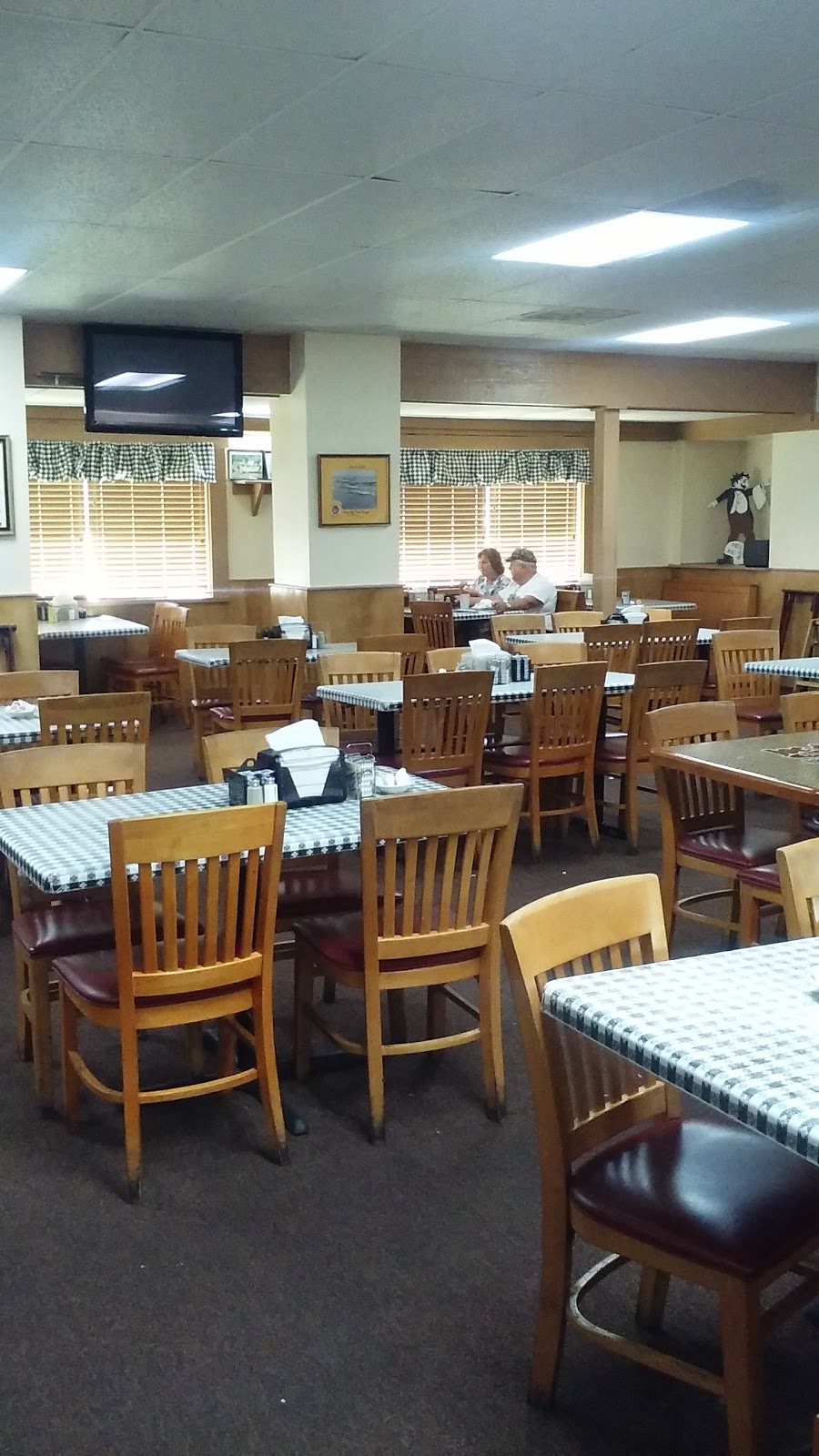 Joe & Eddies Family Restaurant | restaurant | 400 Eglin Pkwy NE, Fort Walton Beach, FL 32547, USA | 8502430733 OR +1 850-243-0733