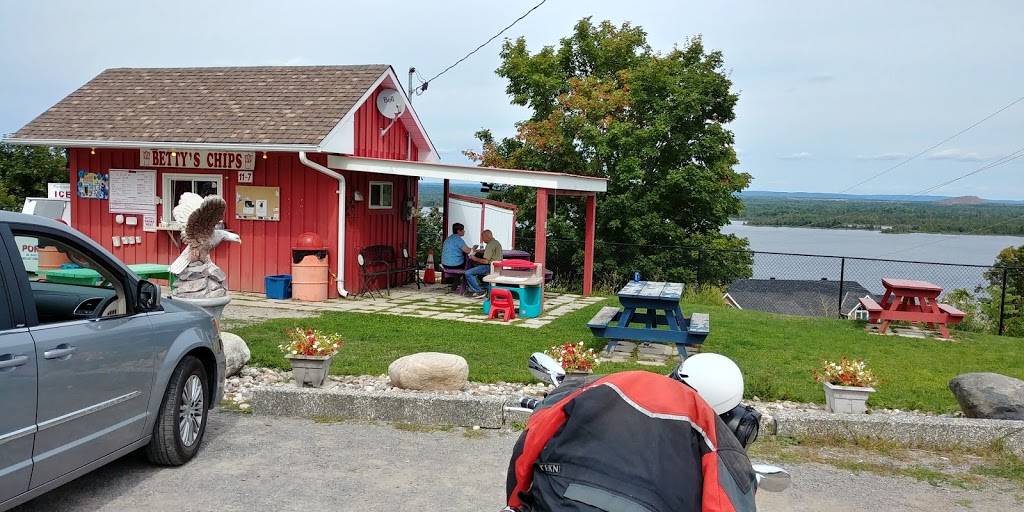 Bettys Chips | restaurant | 988 Centre St, Braeside, ON K0A 1G0, Canada | 6136234857 OR +1 613-623-4857