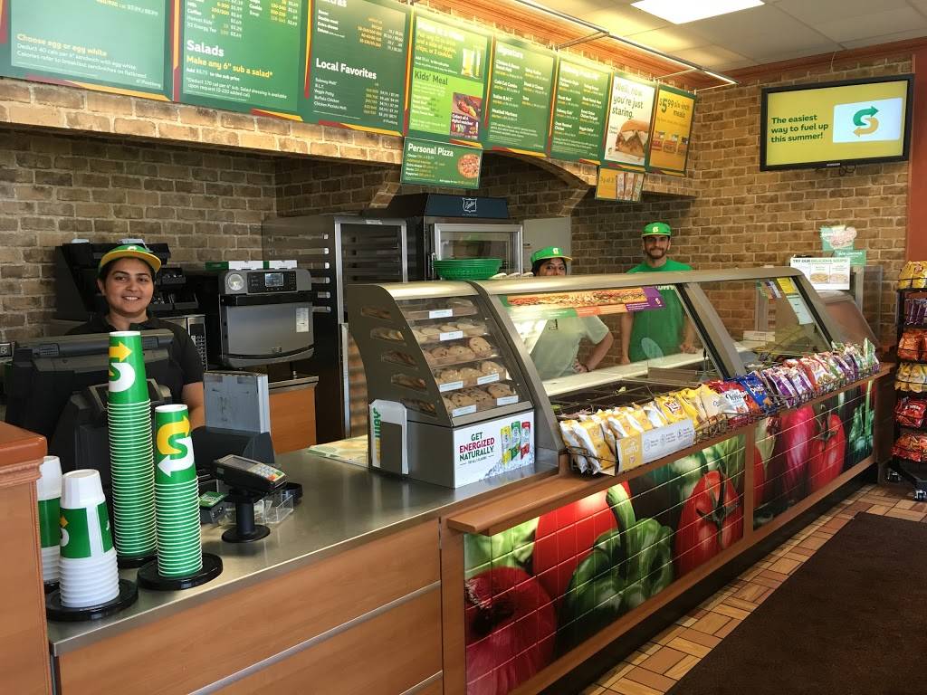 Subway Restaurants | restaurant | 5 E Downer Pl, Aurora, IL 60505, USA | 6308014282 OR +1 630-801-4282