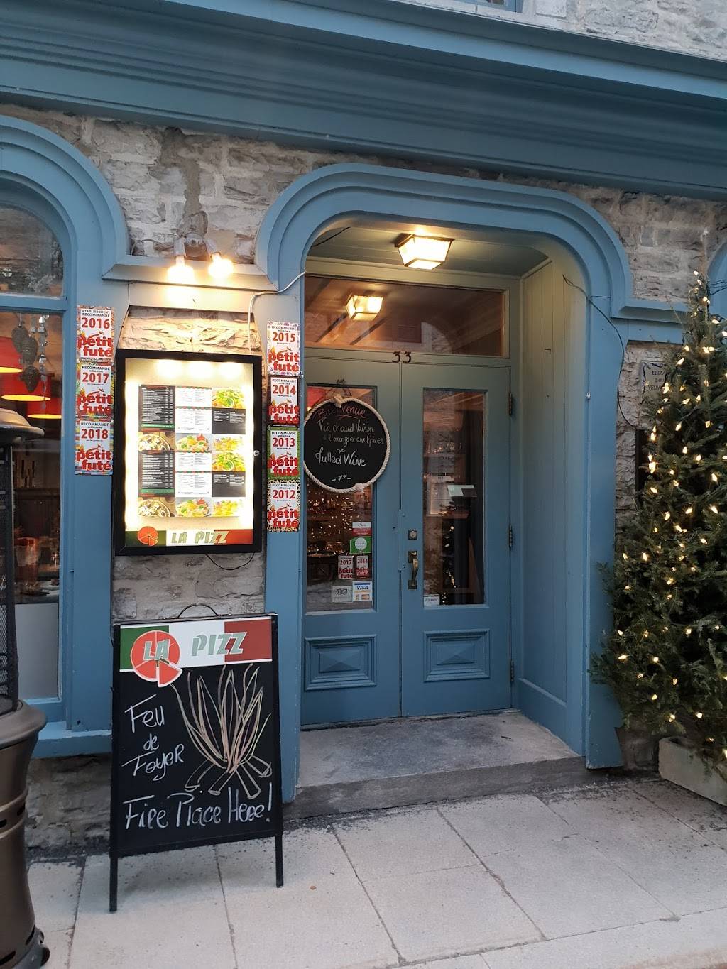 La Pizz Place Royale | meal takeaway | 3 Place Royale, Québec, QC G1K 4G3, Canada | 4186923003 OR +1 418-692-3003