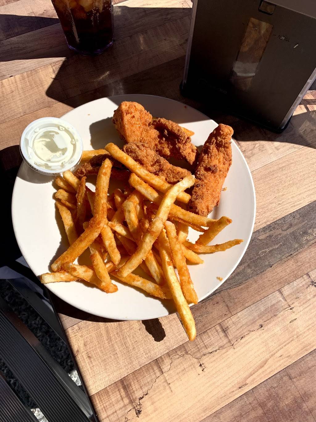 Shuckers Oyster Bar & Grill | restaurant | 96008 Wades Pl, Fernandina Beach, FL 32034, USA | 9042772580 OR +1 904-277-2580