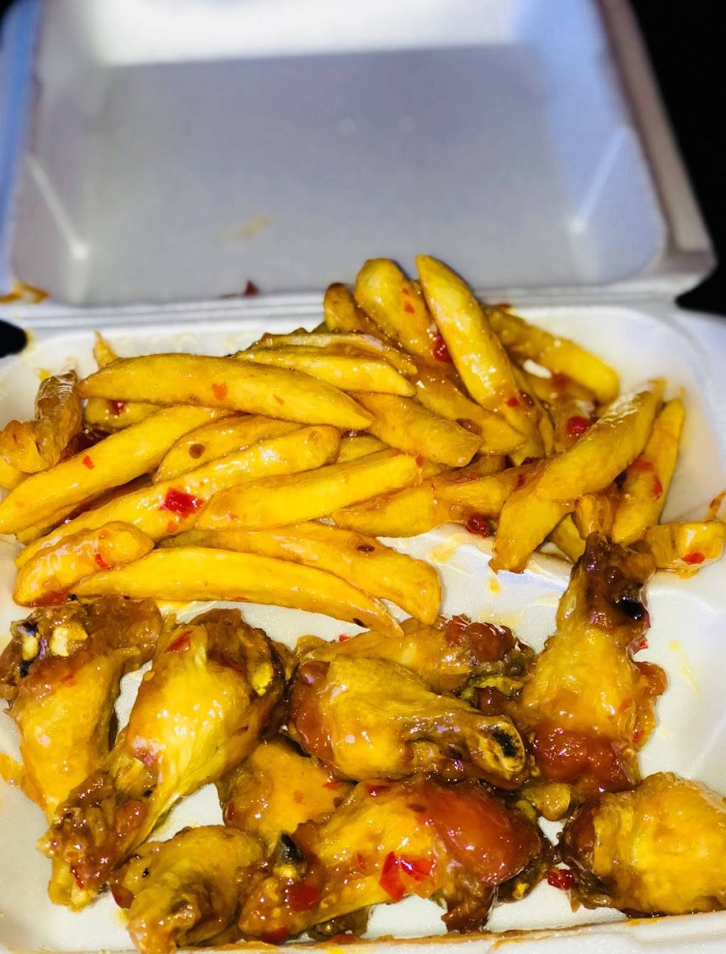 Golden Wingz | restaurant | 30763 Eureka Rd, Romulus, MI 48174, USA | 7349923821 OR +1 734-992-3821