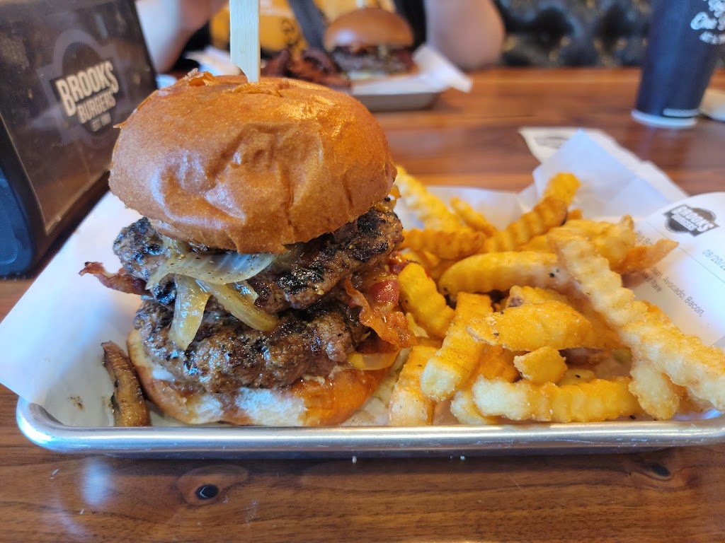 Brooks Burgers Riverpark | restaurant | 190 El Camino, Fresno, CA 93720, USA | 5594935434 OR +1 559-493-5434