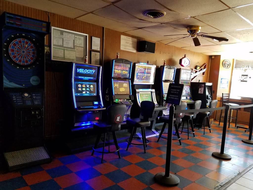 D Js Bar & Grill | restaurant | 2526 College Ave, Alton, IL 62002, USA | 6184650362 OR +1 618-465-0362