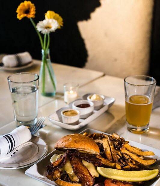 Luxe Kitchen & Lounge | night club | 6605 Detroit Ave, Cleveland, OH 44102, USA | 2169200600 OR +1 216-920-0600