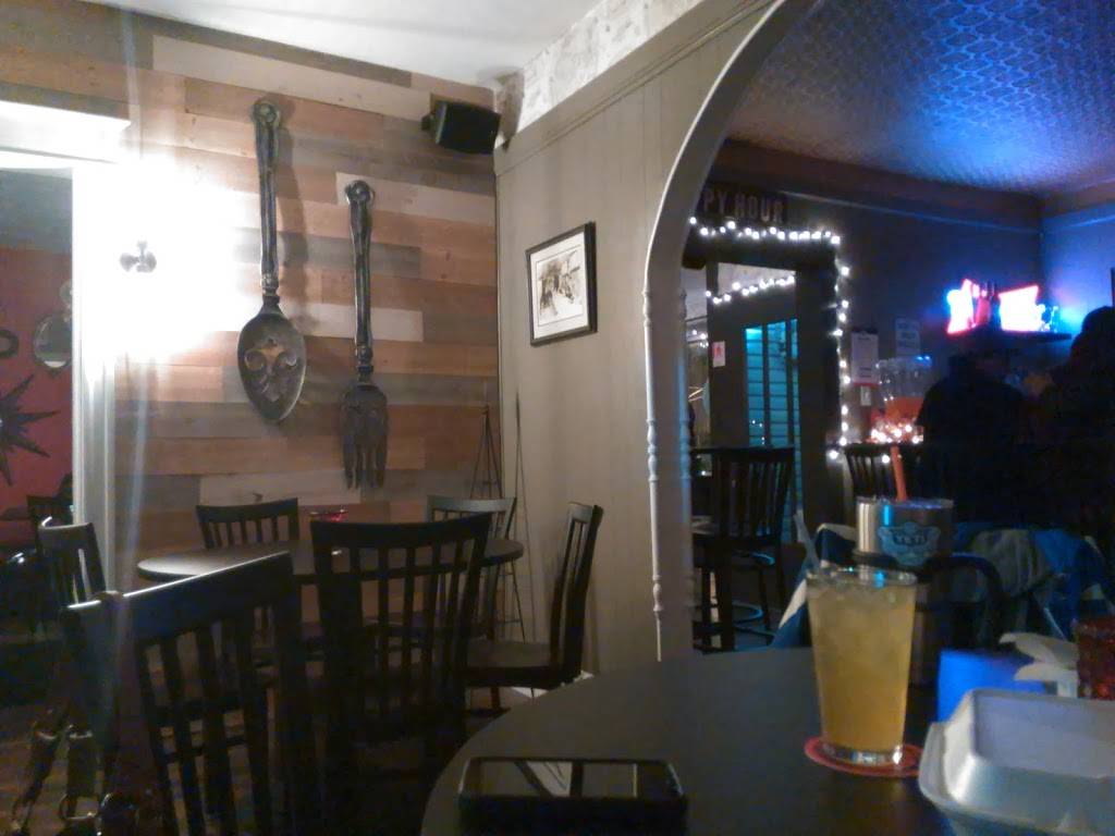 Dueys on Fairfax | restaurant | 1028 Fairfax St, Carlyle, IL 62231, USA | 6185946336 OR +1 618-594-6336