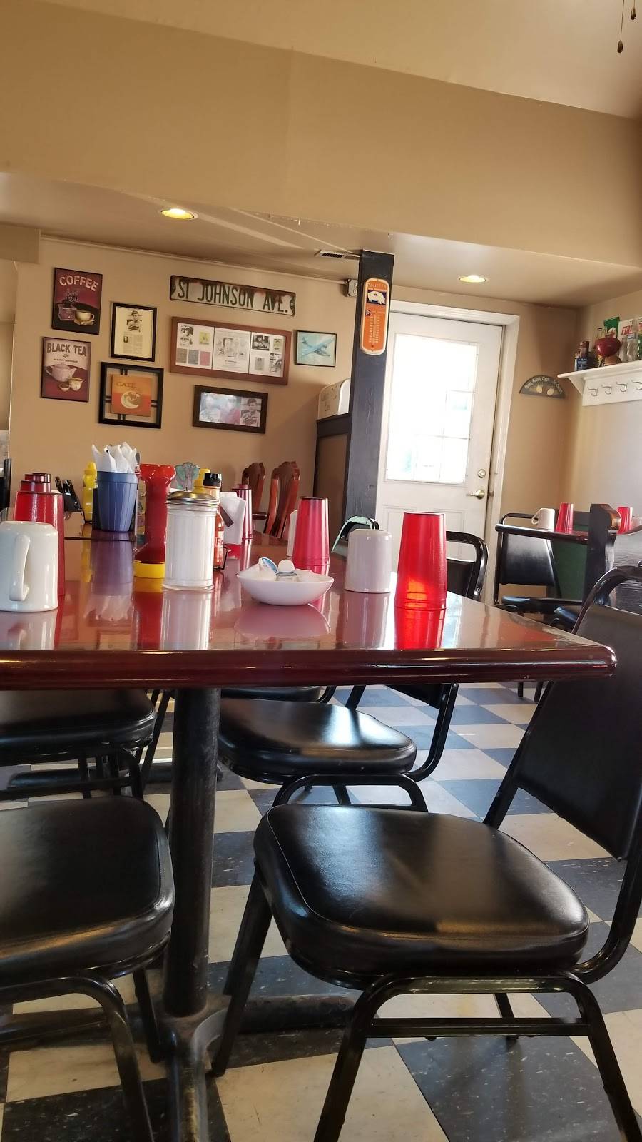 Calico Cafe | restaurant | 215 N Robinson St, Sheridan, IL 60551, USA | 8154969734 OR +1 815-496-9734