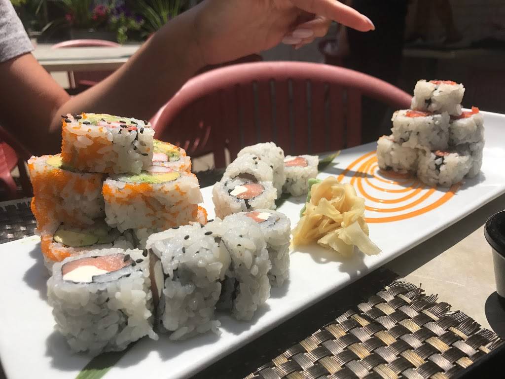 Hot Woks Cool Sushi | restaurant | 2032 W Roscoe St, Chicago, IL 60618, USA | 7738809800 OR +1 773-880-9800