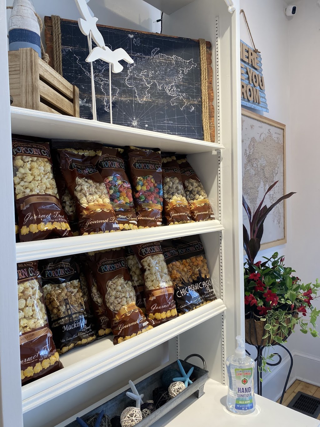 Harbor Ice Cream Soup & Sandwiches | restaurant | 117 W Main St, Harbor Springs, MI 49740, USA | 2312424139 OR +1 231-242-4139