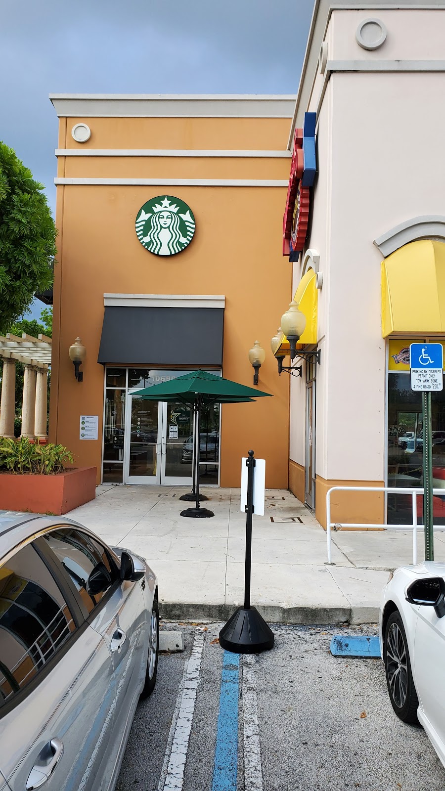 Starbucks | cafe | 10690 NW 19th St, Doral, FL 33172, USA | 3054683998 OR +1 305-468-3998