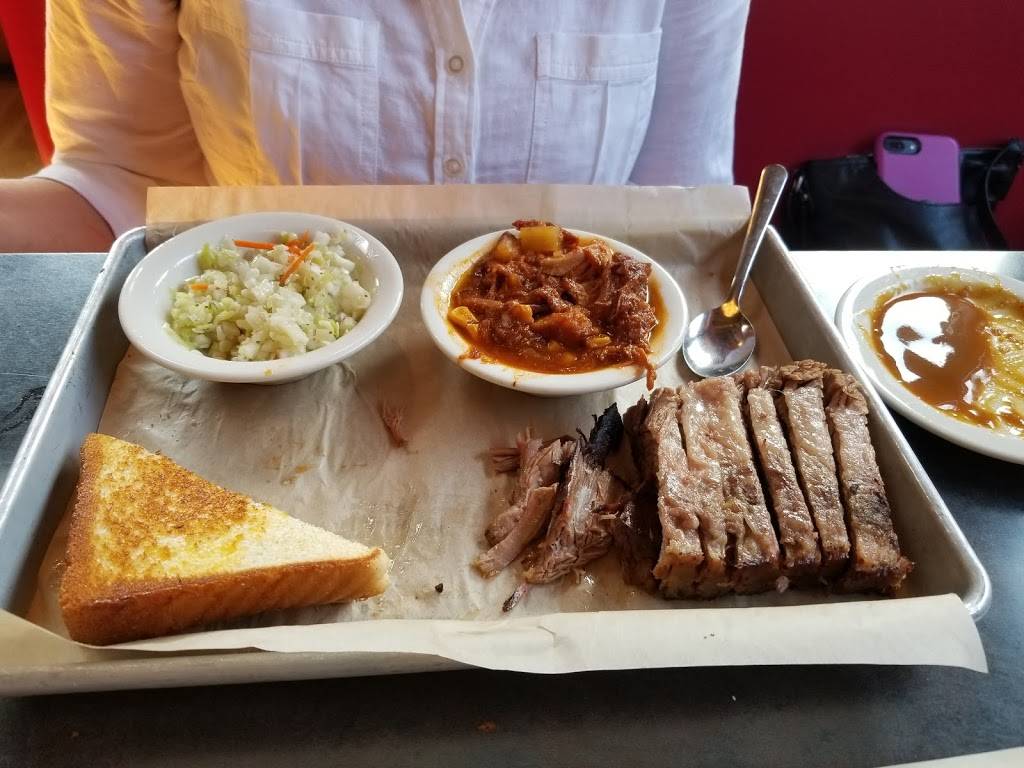 Hawg Wild BBQ & Catfish House | restaurant | 515 Grant St, Clarkesville, GA 30523, USA | 7067544323 OR +1 706-754-4323