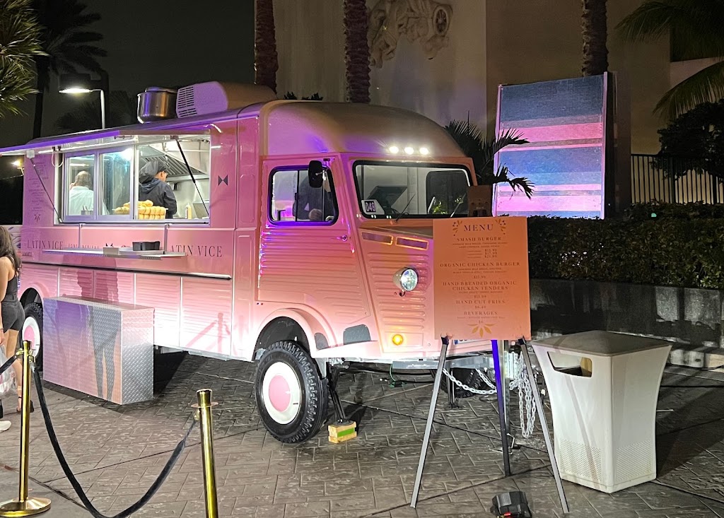 Fontainebleau Food Truck | restaurant | 4441 Collins Ave, Miami Beach, FL 33140, USA | 3055382000 OR +1 305-538-2000