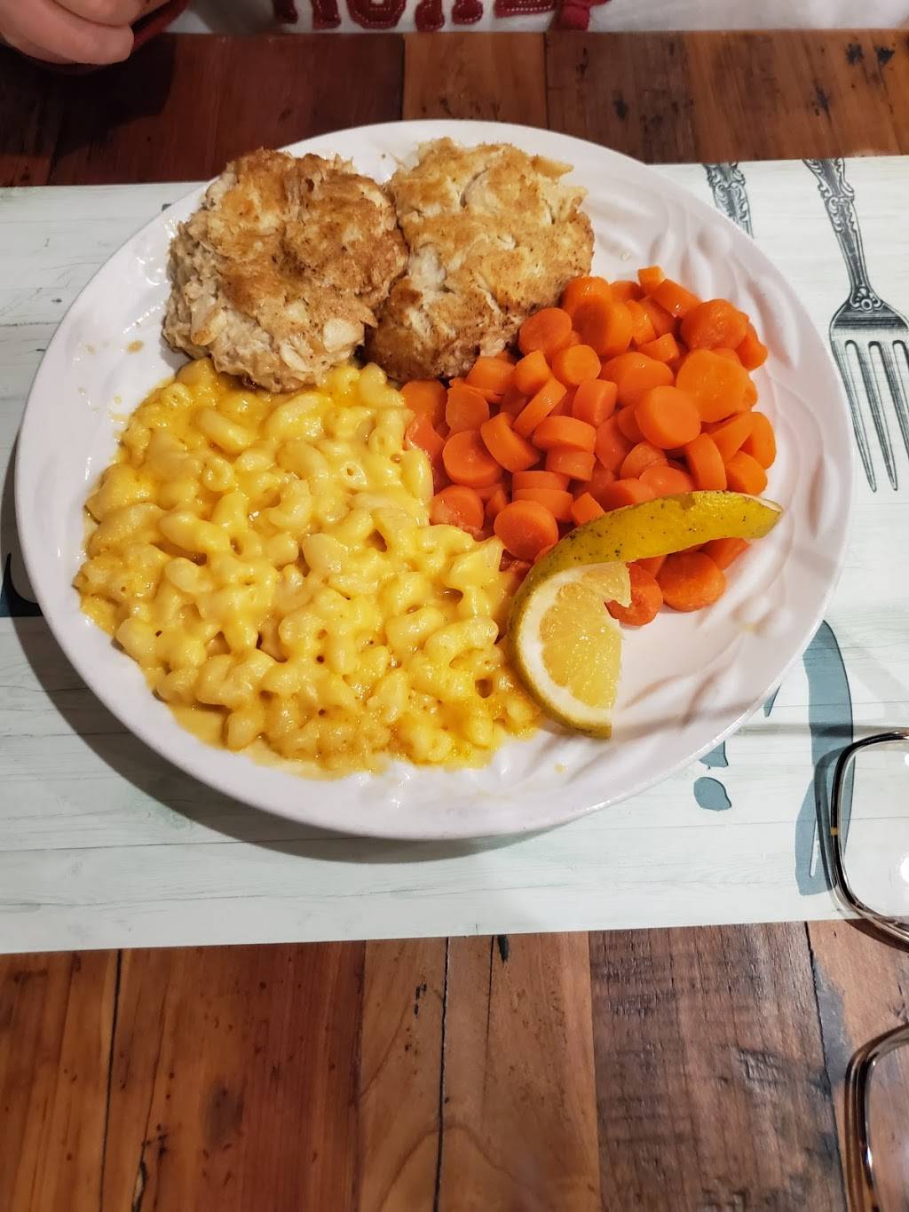 Southern Comforts | restaurant | 229 Plaza Blvd, Morrisville, PA 19067, USA | 2677975407 OR +1 267-797-5407