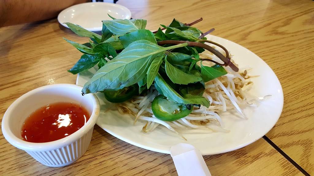 Pho Viet | restaurant | 5475 S 27th St, Milwaukee, WI 53221, USA | 4142828852 OR +1 414-282-8852