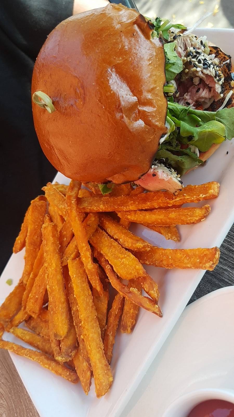 Madisons Restaurant & Bar | restaurant | 580 Montée des Pionniers, Terrebonne, QC J6V 1N9, Canada | 4508412241 OR +1 450-841-2241