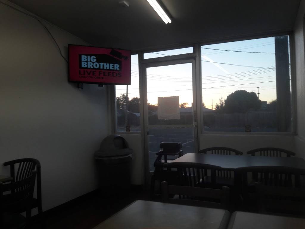 Sno-White Drive-In | restaurant | 911 Paradise Rd, Modesto, CA 95351, USA | 2095232126 OR +1 209-523-2126