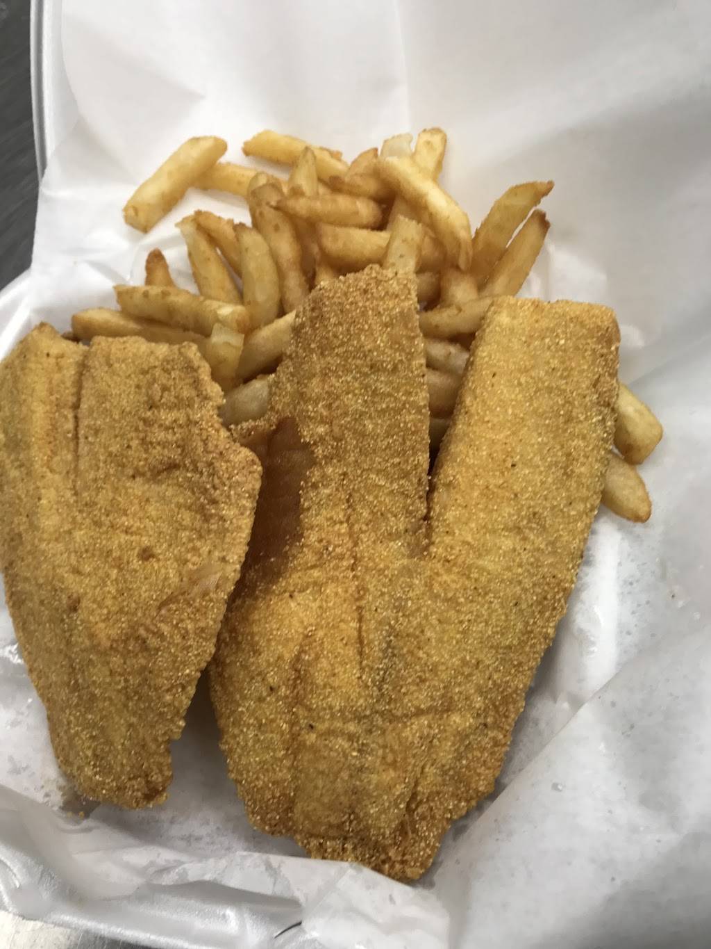 Sharks Fish & Chicken | restaurant | 956 E 162nd St, South Holland, IL 60473, USA | 7085961400 OR +1 708-596-1400