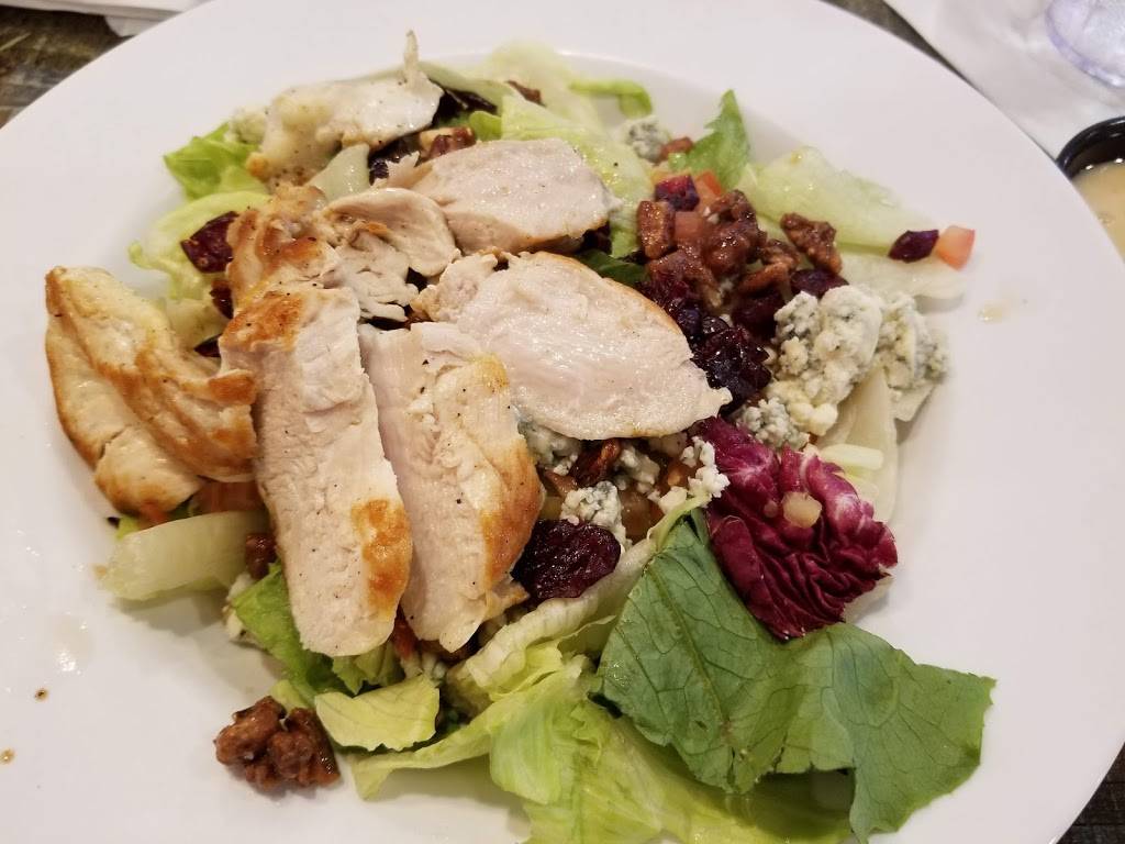 Hurricane Grill & Wings | restaurant | 2209 E Semoran Blvd, Apopka, FL 32703, USA | 4077033271 OR +1 407-703-3271