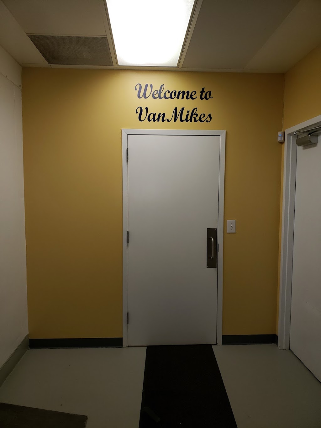 VanMikes Kitchen | restaurant | 27 McWhirt Loop, Fredericksburg, VA 22406, USA | 6464079592 OR +1 646-407-9592