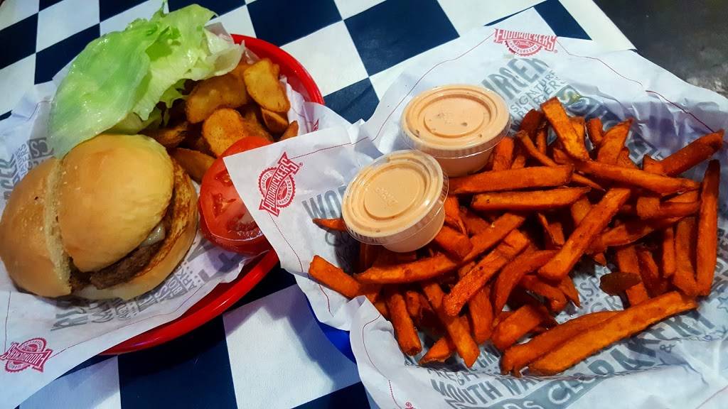 Fuddruckers | restaurant | 5614 Bay St #232, Emeryville, CA 94608, USA | 5106555902 OR +1 510-655-5902