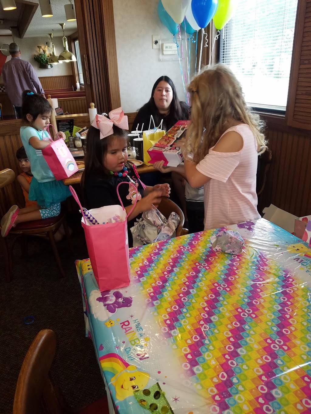 Pizza Hut | meal takeaway | 1020 W Main St, Lyons, KS 67554, USA | 6202575644 OR +1 620-257-5644