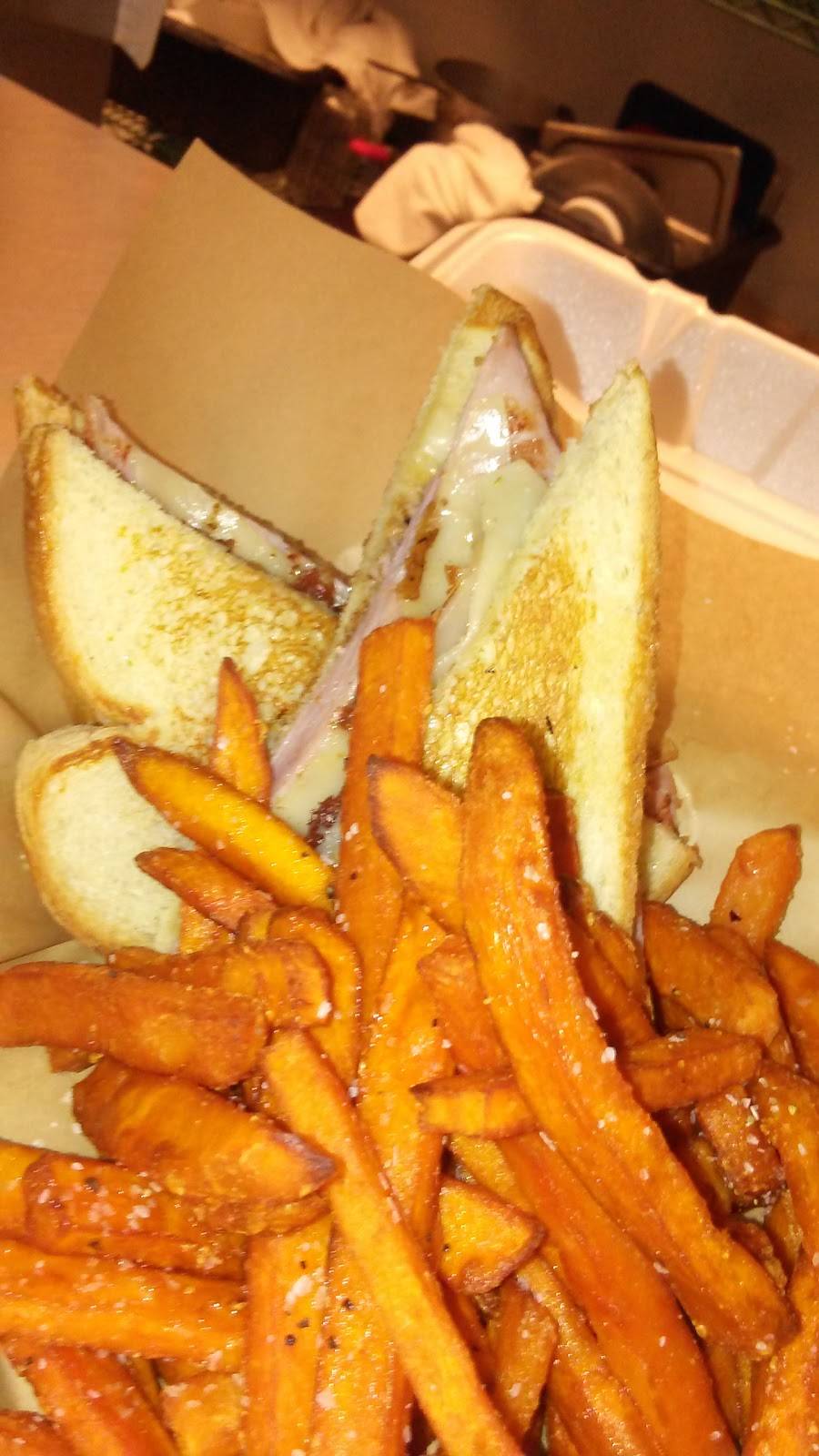 Calhouns Rooftop | restaurant | 4701 Calhoun Rd #200, Houston, TX 77004, USA | 8326498849 OR +1 832-649-8849