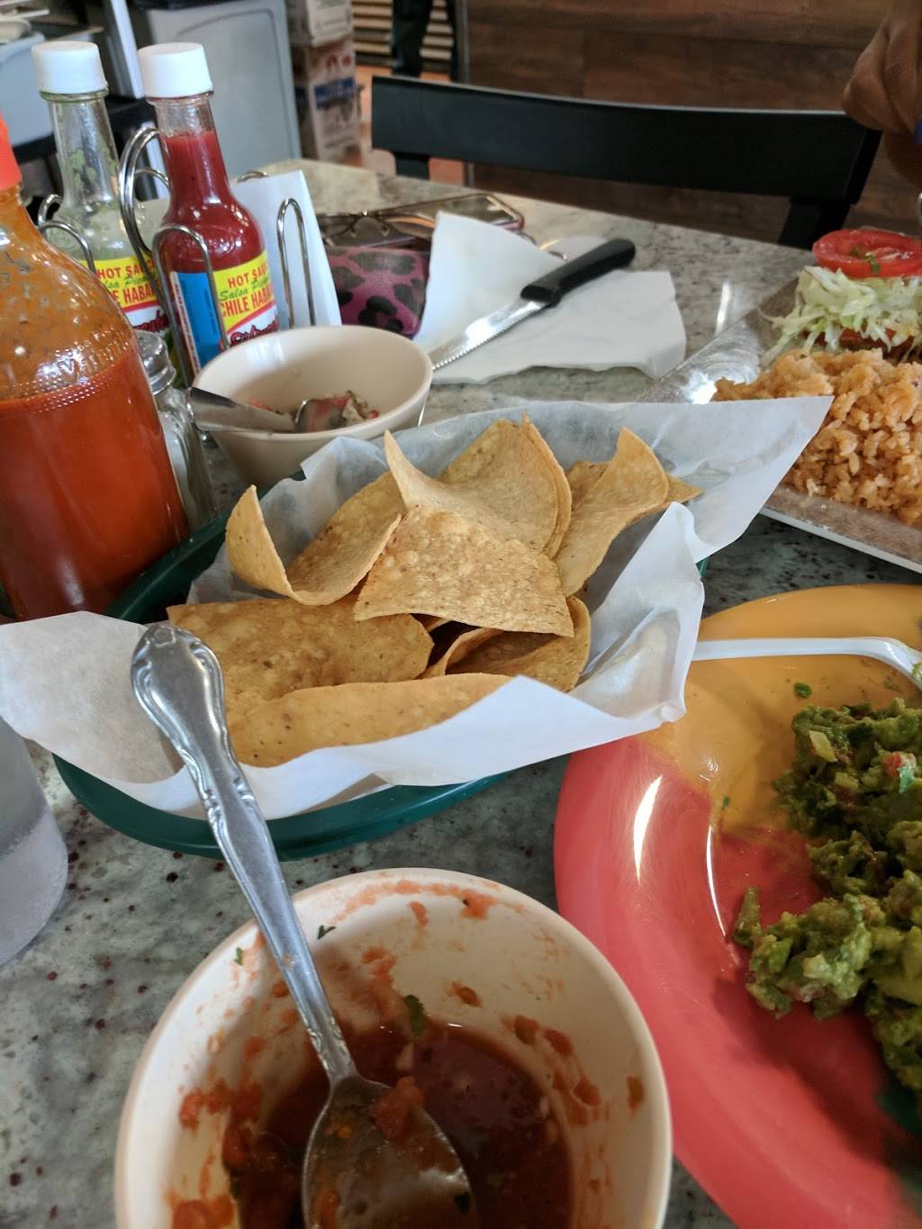 El Puerto Mariscos & Grill | restaurant | 2752 W Lawrence Ave, Chicago, IL 60625, USA | 7739303160 OR +1 773-930-3160