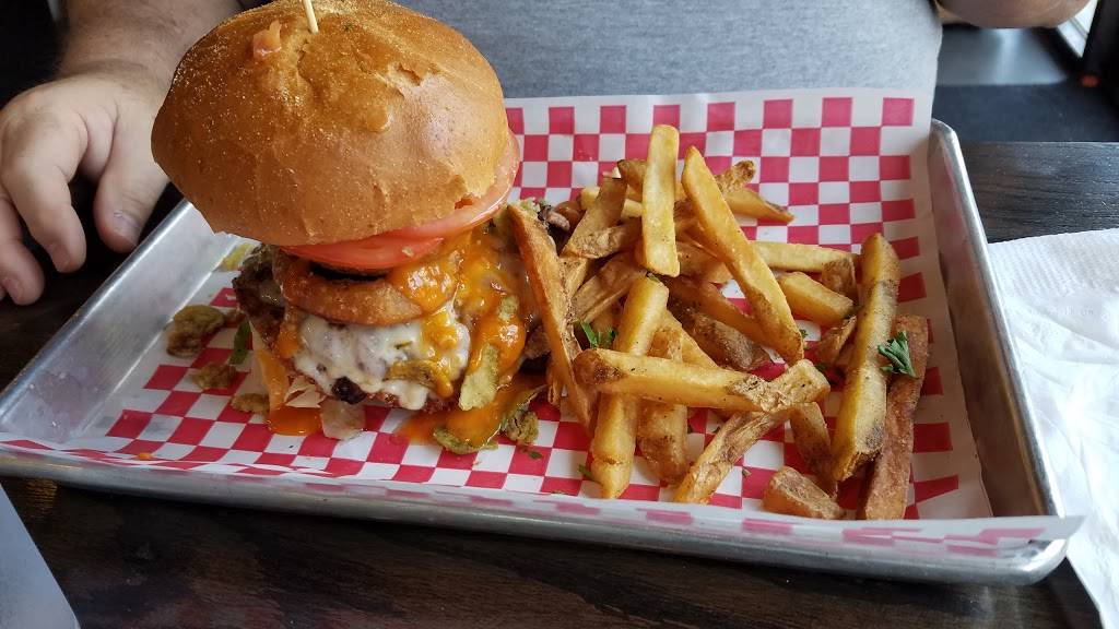 The Social House | restaurant | 435 N Alafaya Trail, Orlando, FL 32828, USA | 4079069001 OR +1 407-906-9001