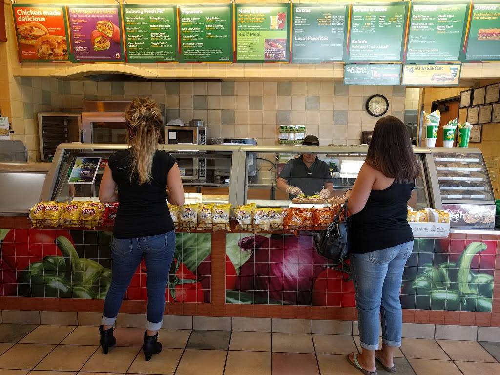 Subway | restaurant | 13330 Ranchero Road, Grand View Plaza Suite 2, Oak Hills, CA 92344, USA | 7609953600 OR +1 760-995-3600